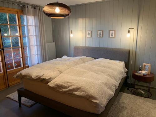 Postel nebo postele na pokoji v ubytování Magnifique chalet appartement à Villars, vue sur les alpes