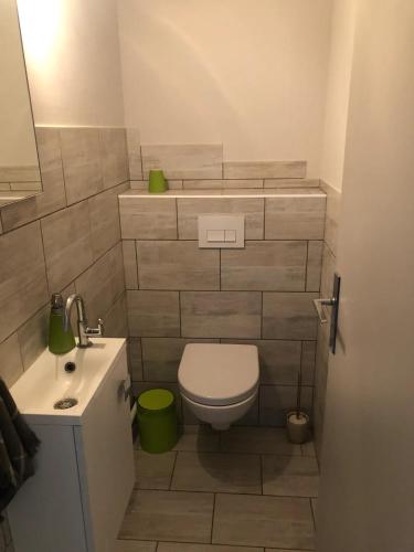 une petite salle de bain avec toilettes et lavabo dans l'établissement Chambre à Marseillan Plage, à Marseillan