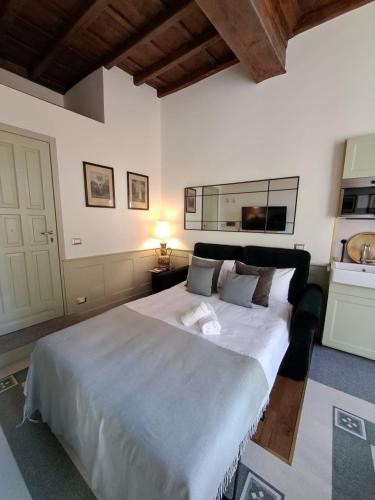 Boutique Signature Suite in the Heart of Ancient Rome