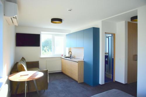 Una pequeña cocina con una mesa y un fregadero. en Cozy Family Apartments, en Druskininkai