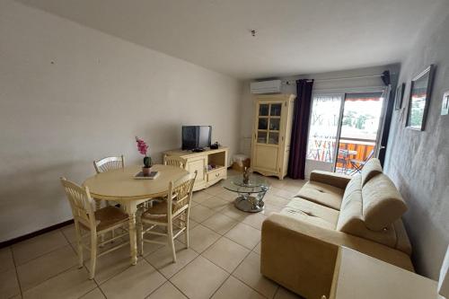 un salon avec un canapé et une table dans l'établissement Nest with 2 terraces open views on two sides, à Saint-Raphaël