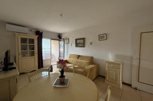 un salon avec un canapé et une table dans l'établissement Nest with 2 terraces open views on two sides, à Saint-Raphaël