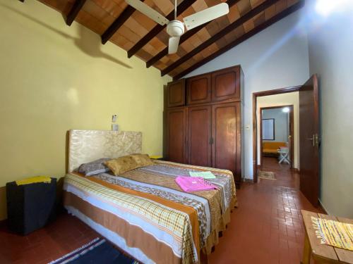 Un dormitorio con una cama y un techo. en Villa Morra house III, en Asunción