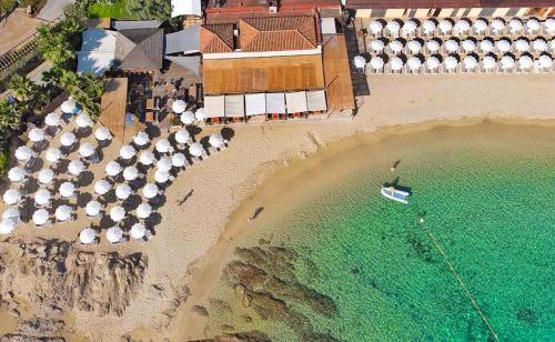 an overhead view of a beach with umbrellas and the ocean at Luxueux haut de villa 4 per à 30m de la plage in Sainte-Maxime