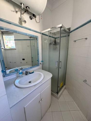Bilik mandi di Capri Beach House