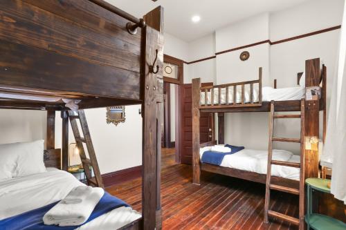 Postel nebo postele na pokoji v ubytování Site 61 Guesthouse
