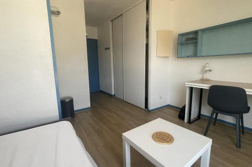 Photo de la galerie de l'établissement Comfortable 17 m studio in Toulon, à Toulon