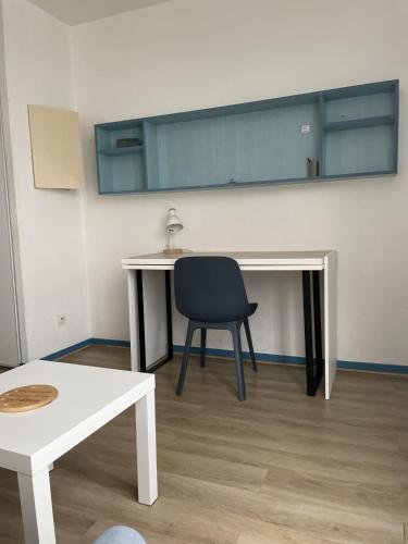 Photo de la galerie de l'établissement Comfortable 17 m studio in Toulon, à Toulon