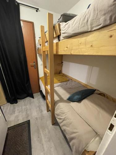 Cette chambre comprend 2 lits superposés et une porte. dans l'établissement Le Solaret, à Bourg-Saint-Maurice