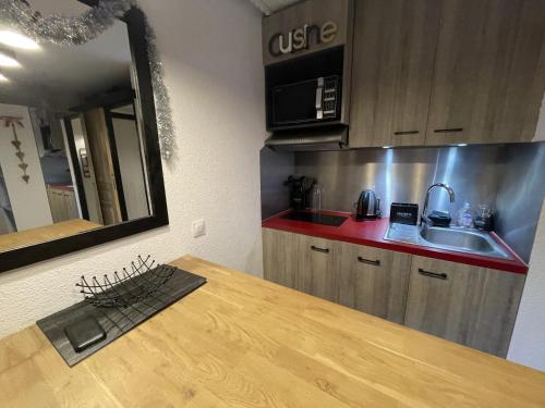 een keuken met een aanrecht en een wastafel bij Le Solaret in Bourg-Saint-Maurice