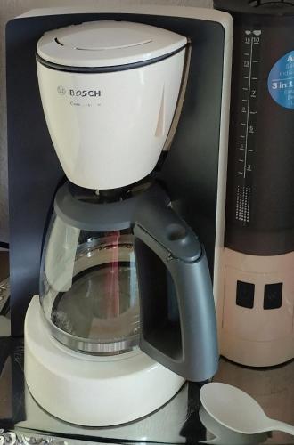 a black and white coffee maker on a counter at ruhiger als im Hotel, keine andere Gäste in Merkendorf