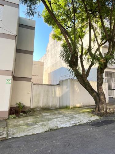 a building with a tree in front of it at 301- Apartamento 2 quartos próximo UFN, com garagem in Santa Maria