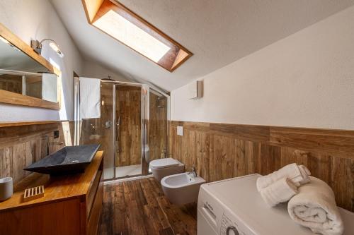 een badkamer met toilet, douche en wastafel bij CHALET PONTAL 11 - Relax e vista sulle montagne - COUR 0154 in Courmayeur
