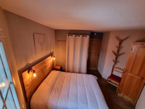 - une petite chambre avec un lit éclairé dans l'établissement Appartement ST GERVAIS 6pers Piscine, à Saint-Gervais-les-Bains
