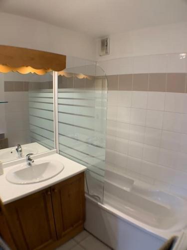 une salle de bain blanche avec un lavabo et une douche dans l'établissement Appartement ST GERVAIS 6pers Piscine, à Saint-Gervais-les-Bains