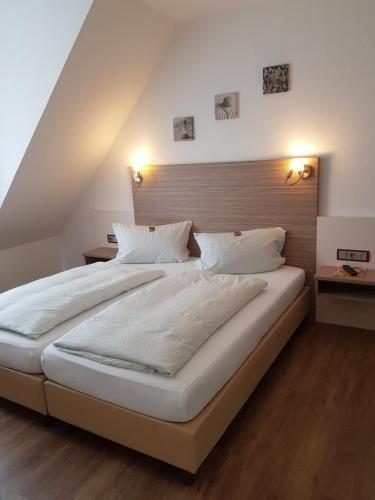 Postel nebo postele na pokoji v ubytování Hotel Mühleneck
