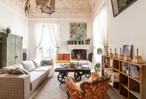Una sala de estar con un sofá y una chimenea. en Torretta Martina, en Martina Franca