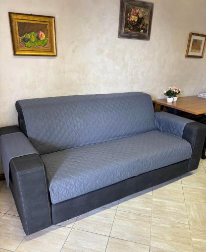a blue couch in a room with a table at Rose e Frutta - Yellow Daisy in Ronchi dei Legionari