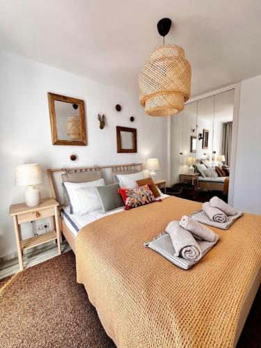 a bedroom with a large bed with towels on it at Apartamento Lagarto in Sitio de Calahonda