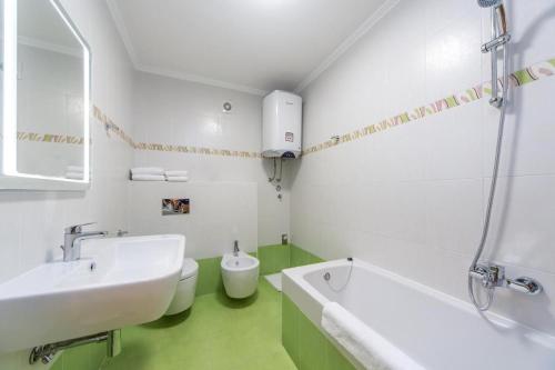 ein weißes Badezimmer mit Waschbecken und Toilette in der Unterkunft Garden Sunset Suite Apartment in Umag