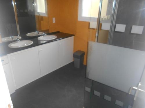 a bathroom with two sinks and a shower at Gîte La Belle Aubrac in Saint-Côme-dʼOlt