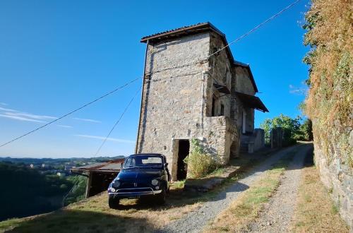 an old car parked in front of a building at Ca' Vegia in Casaleggio Boiro