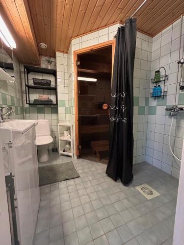 a bathroom with a shower and a sink at Fredrik Kaksio Haminassa in Hamina