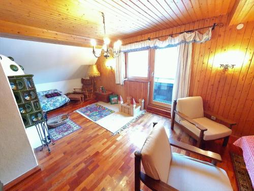 an overhead view of a living room with wood paneling at Ferienhaus Schellgaden in Muhr