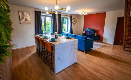 a living room with a table and a blue couch at Appartement Tournai Hyper centre in Tournai