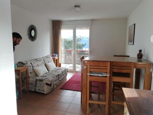 un salon avec un canapé et une table dans l'établissement Le balcon du Pla Del Mir, les Angles, aux Angles