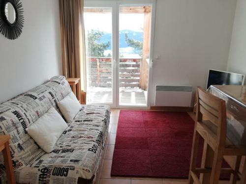 un salon avec un canapé et une table dans l'établissement Le balcon du Pla Del Mir, les Angles, aux Angles