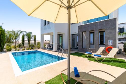 Kolam renang di atau dekat dengan Villa Alassia 20 by Ezoria Villas