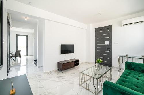 Televisyen dan/atau pusat hiburan di Villa Alassia 20 by Ezoria Villas
