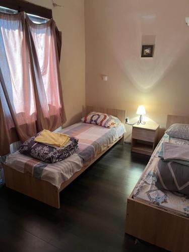 Un pat sau paturi într-o cameră la Jack coffee hostel 2