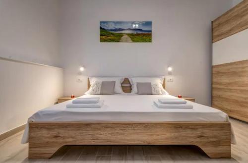 Temple L Apartments 3 - private parking spot