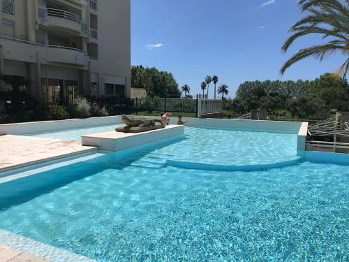 Appartement terrasse piscine et accès plage