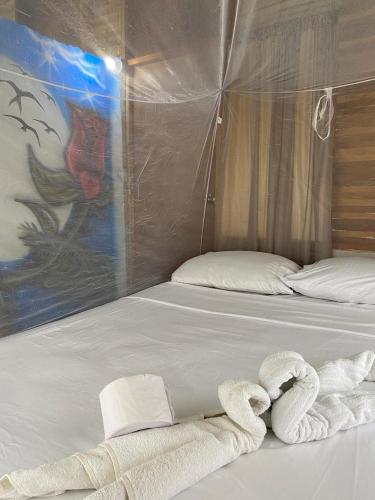 two towels on a bed in a room at Zirumake Hostel Dentro del Parque Tayrona in El Zaino