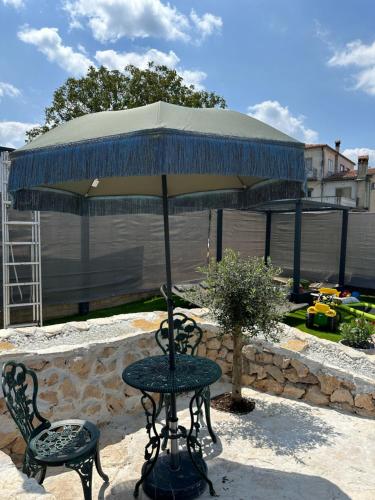 Κήπος έξω από το Apartmani Pristav