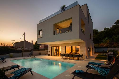 Luxury Villa Sabina with a view of Pula - by Istrabook
