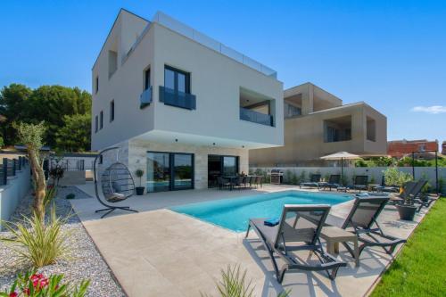 Luxury Villa Sabina with a view of Pula - by Istrabook