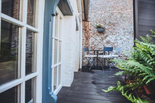 un patio avec des chaises et une table dans un bâtiment dans l'établissement Maison de ville avec parking - calme - Vieux-Lille, à Lille
