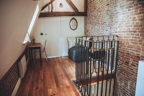 un salon avec un canapé et un mur de briques dans l'établissement Maison de ville avec parking - calme - Vieux-Lille, à Lille