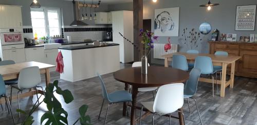 SassayにあるLes hirondelles du moulinのテーブルと椅子のあるキッチンとダイニングルーム