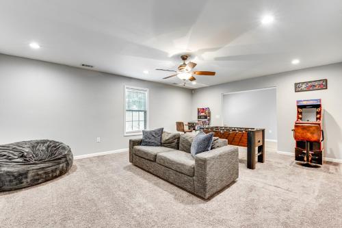 Game Room and Peaceful Deck Dacula Family Homeにあるシーティングエリア