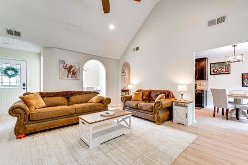 DaculaにあるGame Room and Peaceful Deck Dacula Family Homeのソファ2つとテーブルのあるリビングルーム