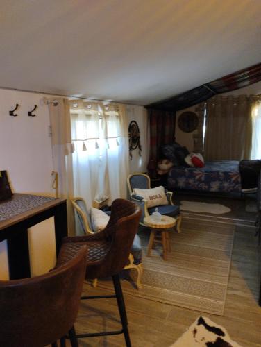 - un salon avec des chaises et un canapé dans l'établissement L'évasion de l'ouest, à Dole