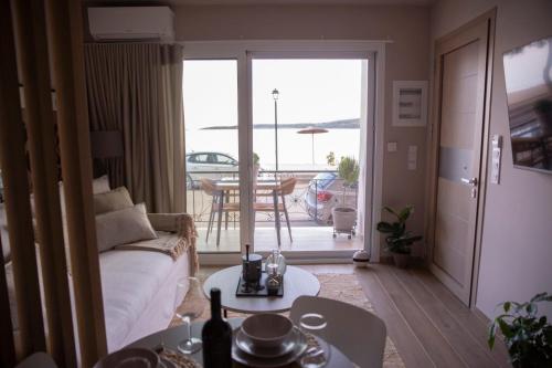 Posezení v ubytování Nerissa Seafront apartment