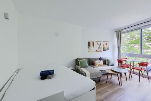 Cette chambre comprend un lit, un canapé et une table. dans l'établissement Studio pour 4 personnes, à Paris