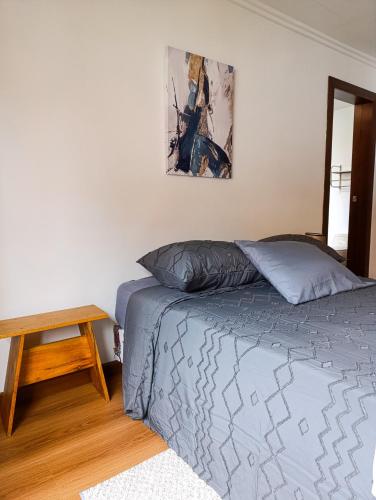 a bedroom with a bed and a wooden table at Hostal Mochiliers Bed and Breakfast in Cuenca
