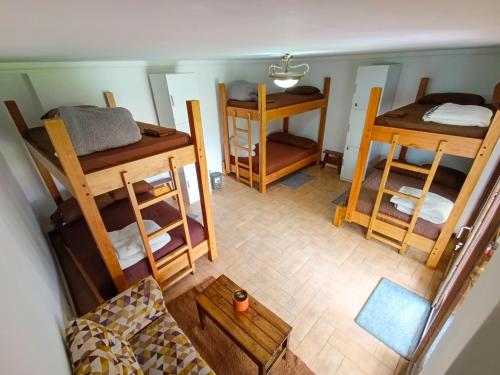 an overhead view of a room with bunk beds at Hostal Mochiliers Bed and Breakfast in Cuenca
